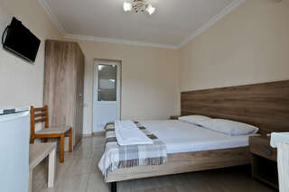 Гостевой дом Гостевой дом Белый парус Вардане Двухместный номер "Стандарт"  с двухспальной кроватью без балкона-3