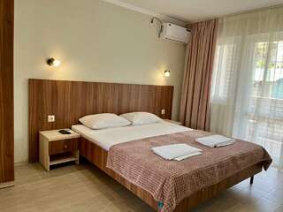 Гостевой дом Гостевой дом Белый парус Вардане Двухместный номер с 1 кроватью или 2 отдельными кроватями и общей ванной комнатой-1