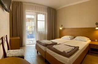 Гостевой дом Гостевой дом Белый парус Вардане Двухместный номер с 2 отдельными кроватями и балконом-1