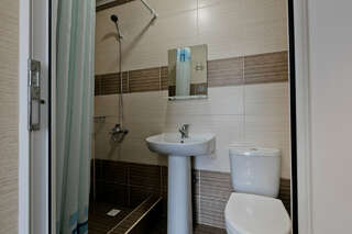 Гостевой дом Гостевой дом Белый парус Вардане Двухместный номер "Стандарт"  с двумя односпальными кроватями без балкона-3