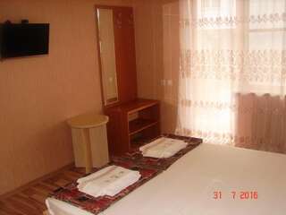 Гостевой дом Mini Hotel Beliy Parus Вардане Двухместный номер Делюкс с 1 кроватью или 2 отдельными кроватями и балконом-5
