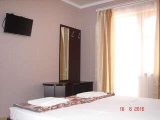 Гостевой дом Mini Hotel Beliy Parus Вардане Двухместный номер Делюкс с 1 кроватью или 2 отдельными кроватями и балконом-2