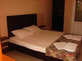 Гостевой дом Mini Hotel Beliy Parus Вардане Двухместный номер Делюкс с 1 кроватью или 2 отдельными кроватями и балконом-6