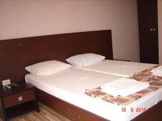 Гостевой дом Mini Hotel Beliy Parus Вардане Двухместный номер Делюкс с 1 кроватью или 2 отдельными кроватями и балконом-1